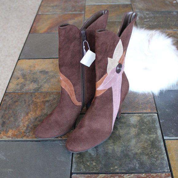 NWT -  HEELED SUEDE BOOT, size 6 - Picture 3 of 8